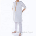Uomini di kaftan vestire le ultime modelle di Abaya